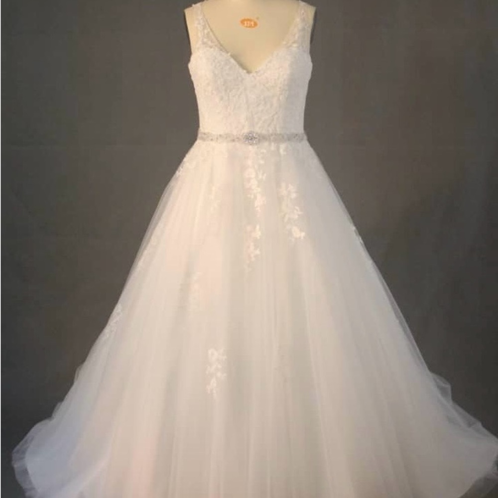 Elegant White Lace Wedding Dress. Stunning white lace tulle  Bridal 18 Street 14